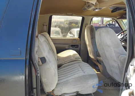 1993 Chevrolet Suburban K2500 from USA, damaged, VIN 1GNGK26KXPJ361650